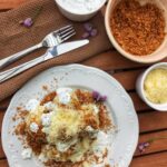 Morzsás karfiol fűszeres tejföllel és sajttal