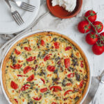 Medvehagymás, paradicsomos quiche kecskesajttal