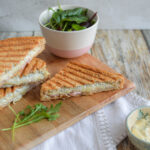 Kéksajtos sonkás toast