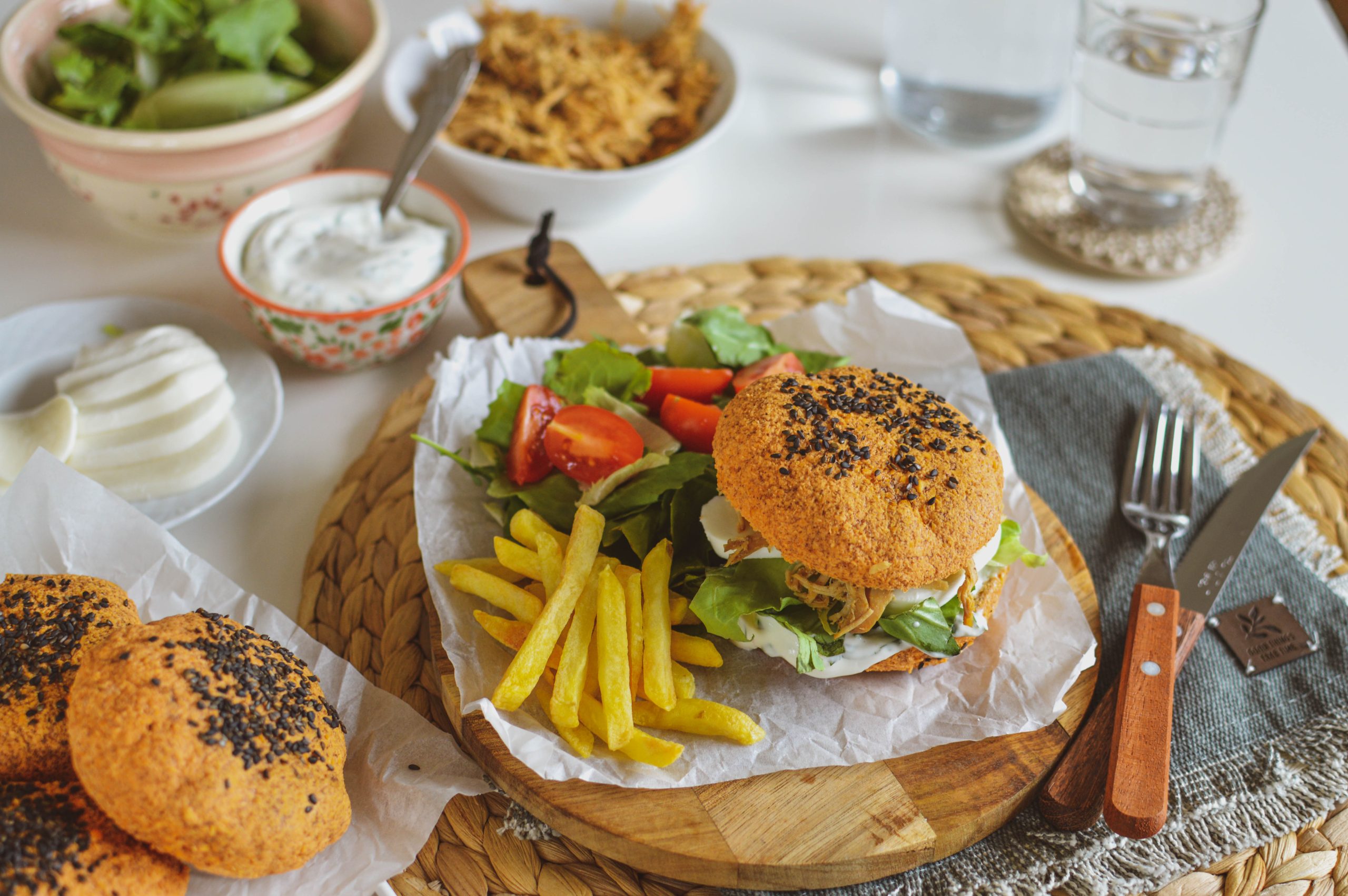 Tépett pulykamelles burger vörös lencse zsemlében